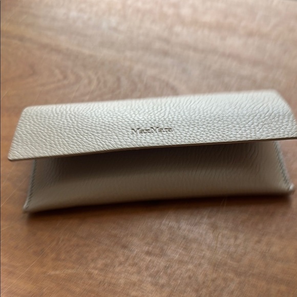 MaxMara Cream Pebbled Leather Glasses Case - Picture 2 of 5